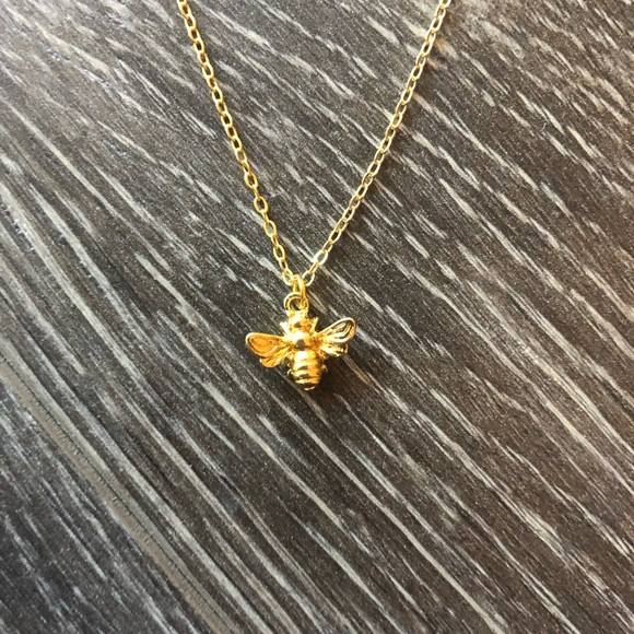 Delicate honeybee 🐝 gold necklace - Picture 2 of 3